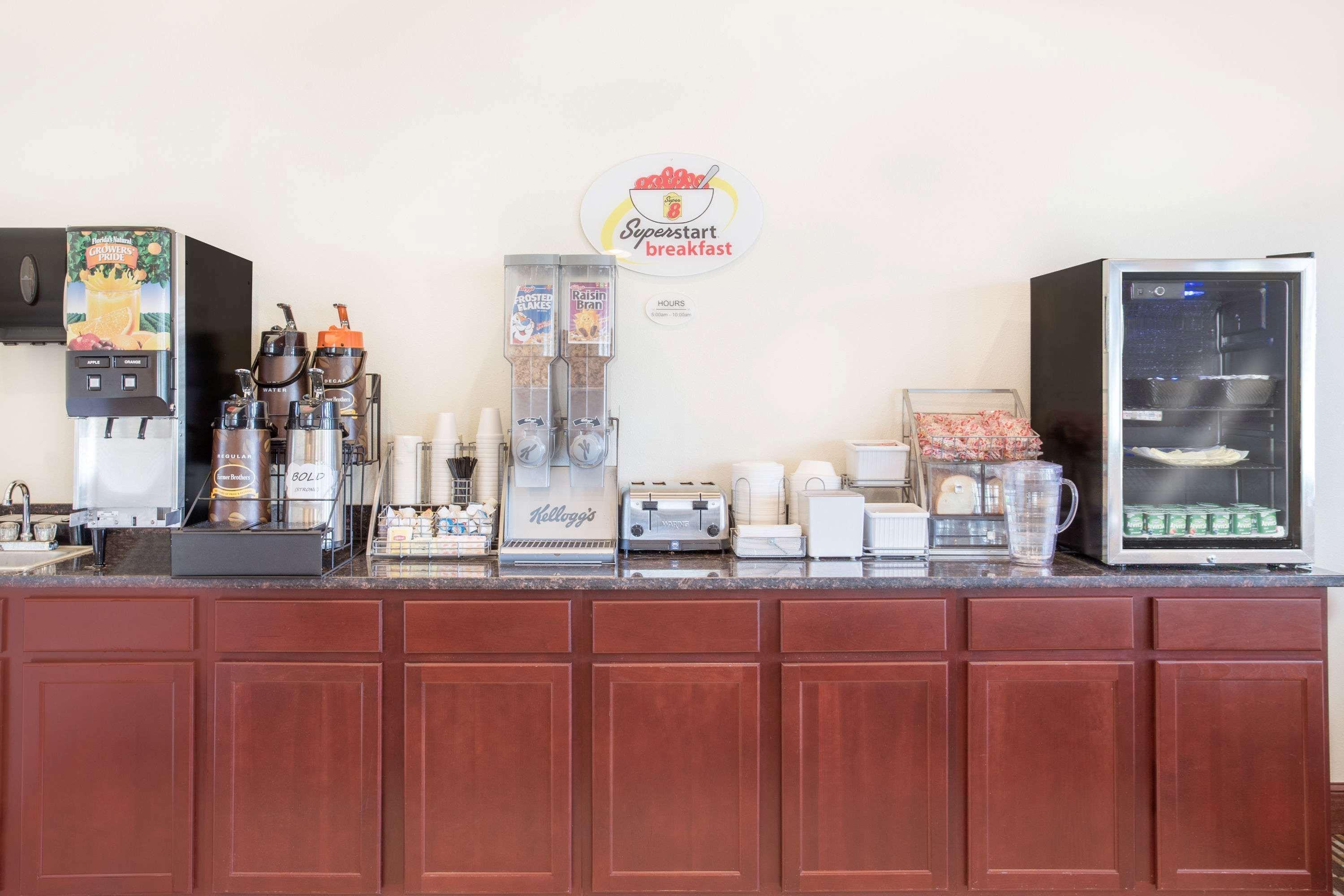ซูเปอร์ 8 บาย วินด์แฮม ซีดาร์ ฟอลส์ ไอโอวา - ยูนิเวอร์ซิตี้ Hotel เซดาร์ฟอลส์ ภายนอก รูปภาพ