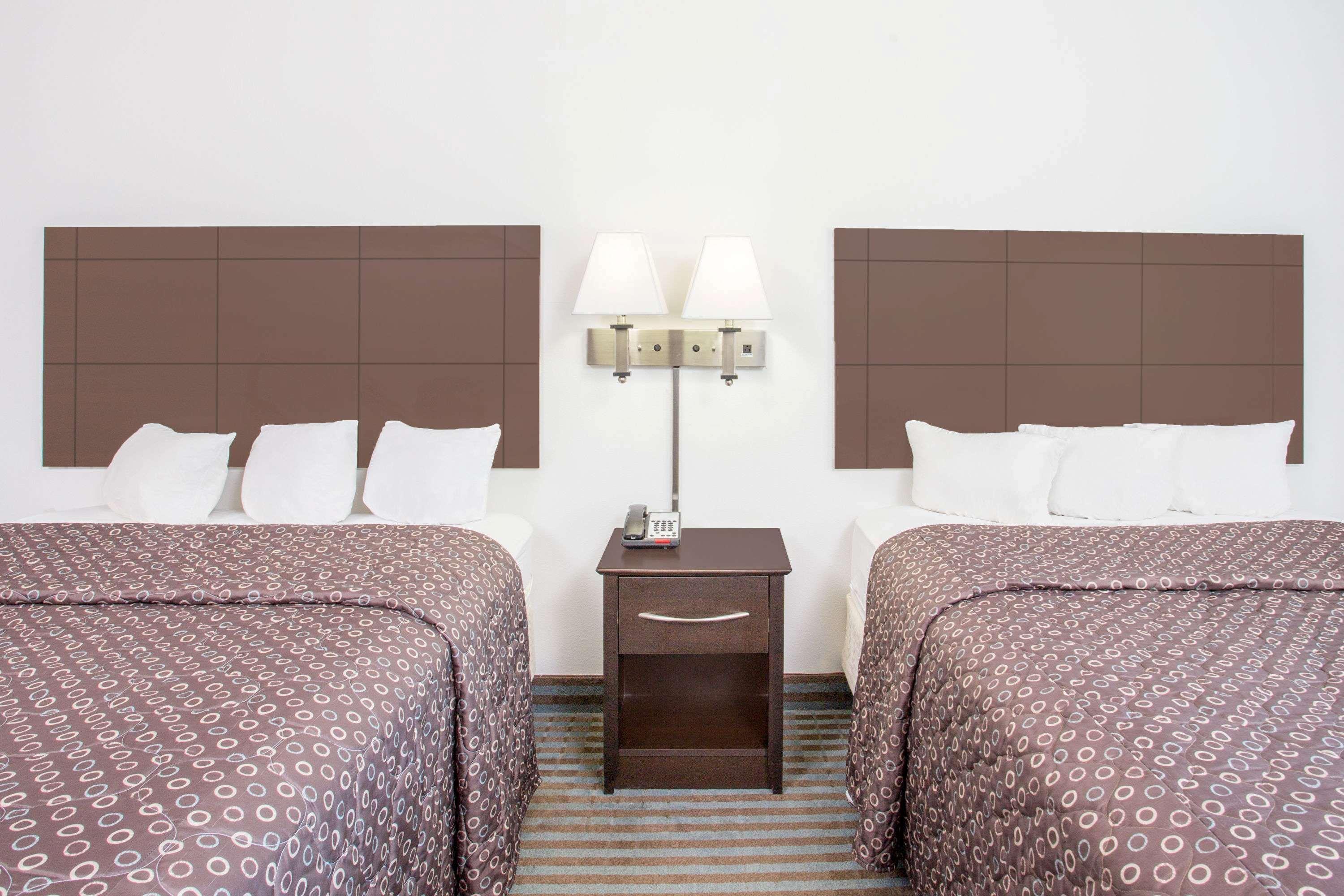 ซูเปอร์ 8 บาย วินด์แฮม ซีดาร์ ฟอลส์ ไอโอวา - ยูนิเวอร์ซิตี้ Hotel เซดาร์ฟอลส์ ภายนอก รูปภาพ