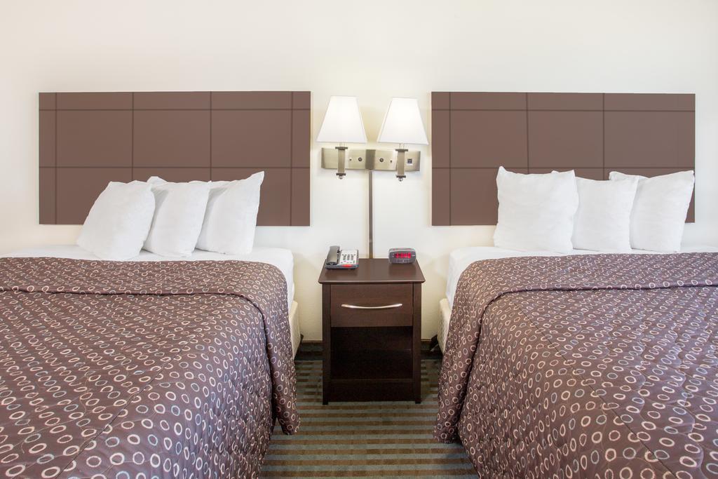 ซูเปอร์ 8 บาย วินด์แฮม ซีดาร์ ฟอลส์ ไอโอวา - ยูนิเวอร์ซิตี้ Hotel เซดาร์ฟอลส์ ภายนอก รูปภาพ